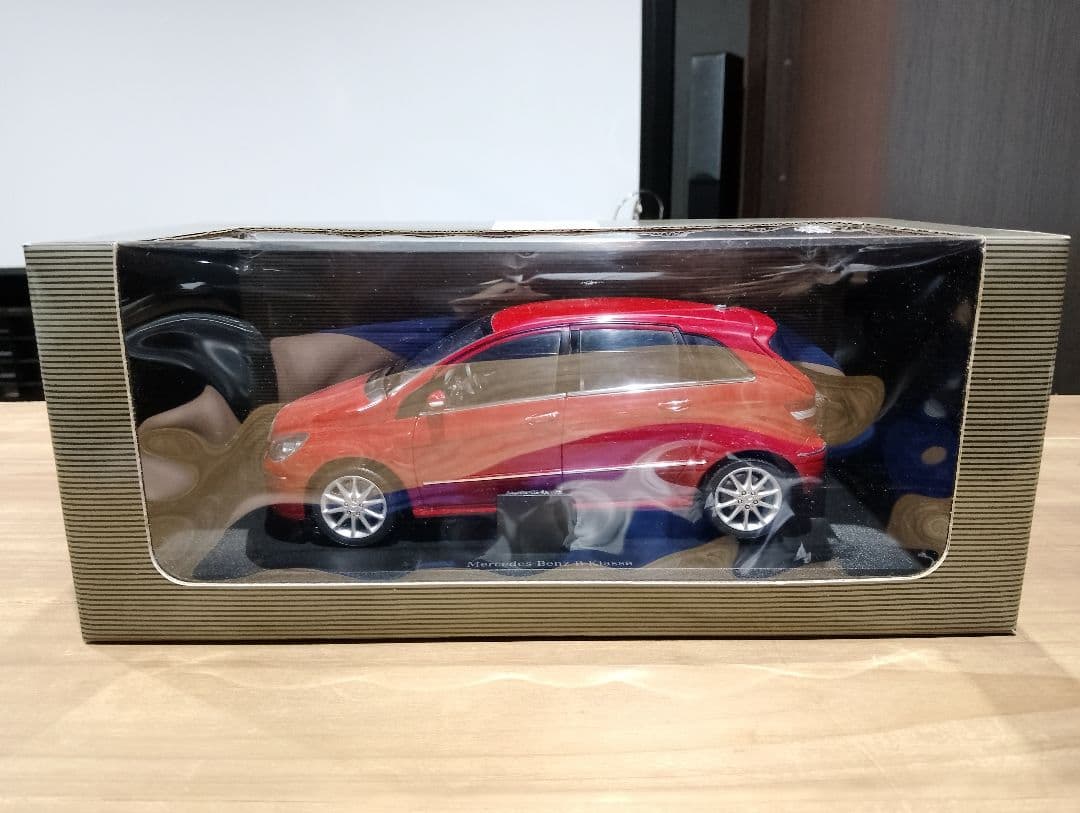 1/18 メルセデスベンツ　Bクラス　W245　ディーラー品　 ミニカー　レッド