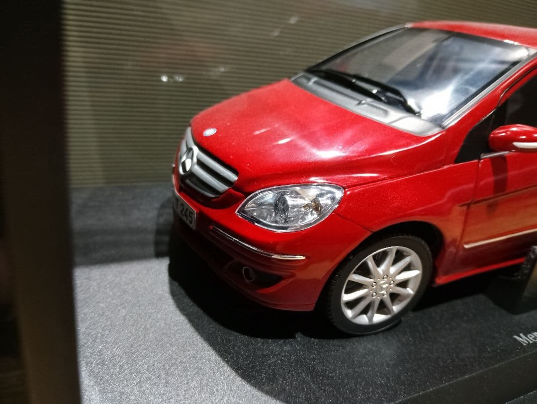 1/18 メルセデスベンツ　Bクラス　W245　ディーラー品　 ミニカー　レッド
