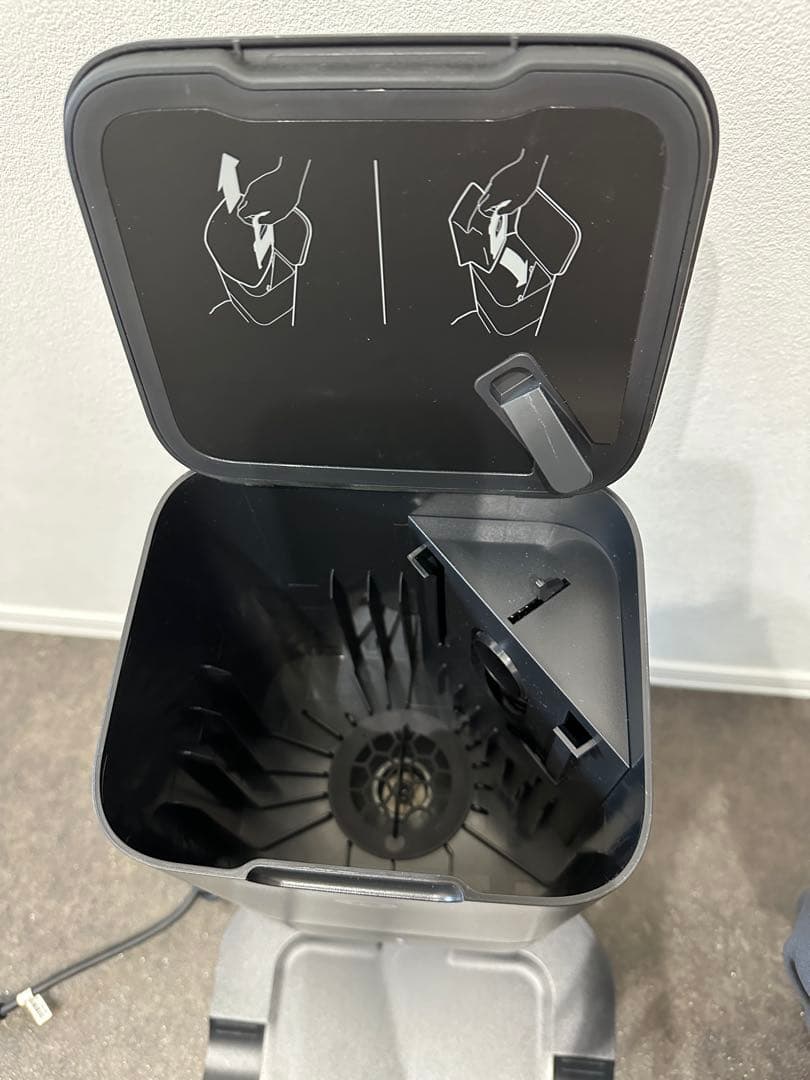 お掃除ロボット　ルンバi7 本体➕ダストクリーナー　ブラック　【美品】