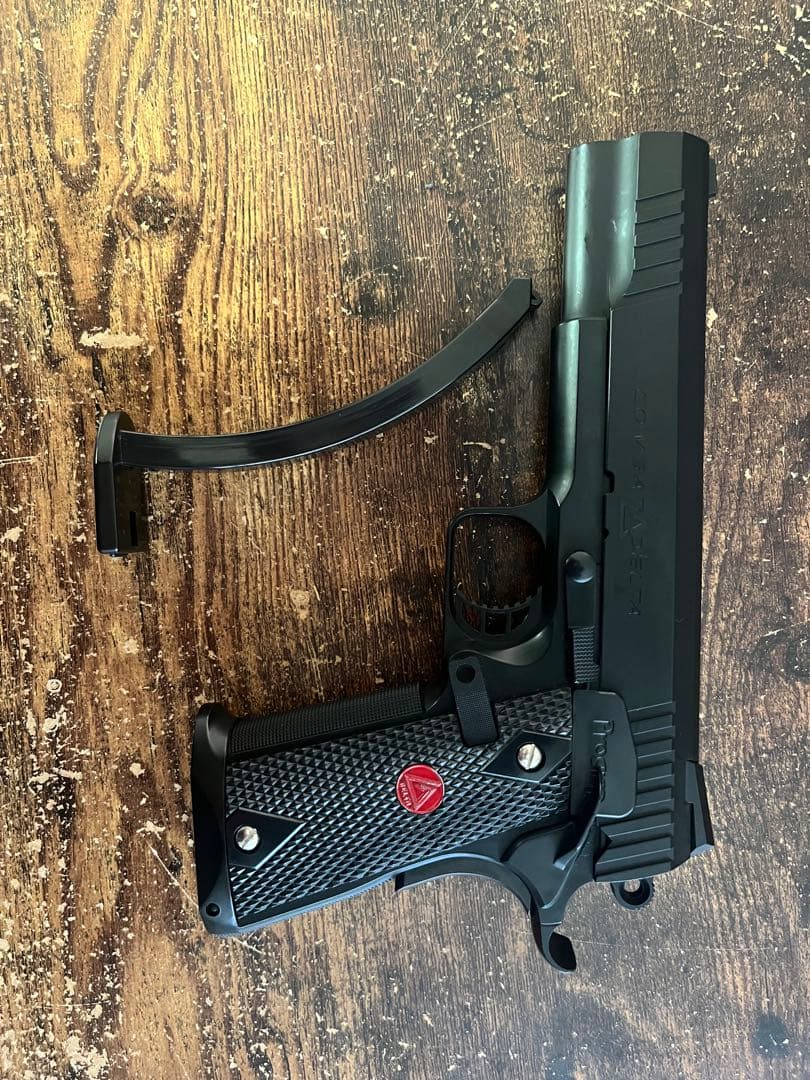 送料込みに変更しました！ライフルと電動ガン2個ハンドガン2個セット