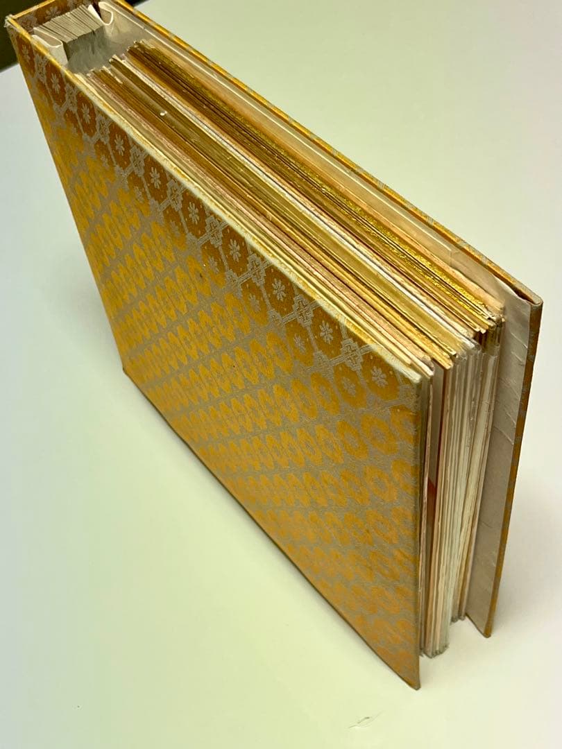 様々なテーマの作品を収録した日本画アルバム。