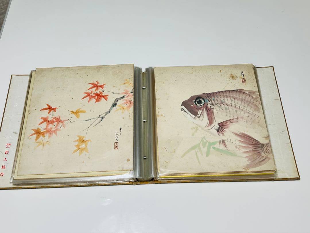 様々なテーマの作品を収録した日本画アルバム。