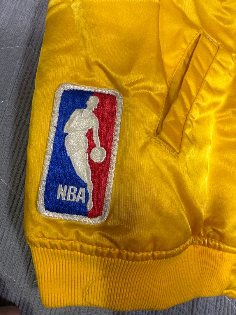 Starter 製 ロサンゼルス・レイカーズ オフィシャルサテンジャケットです