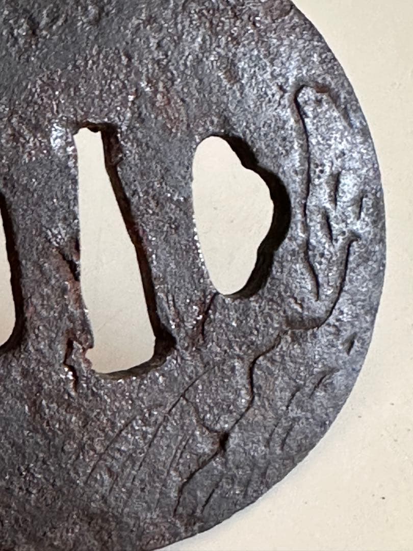 【埋忠作】鉄地　真丸形　獅子山水図彫　直径約7.3cm 厚4mm 重さ107g