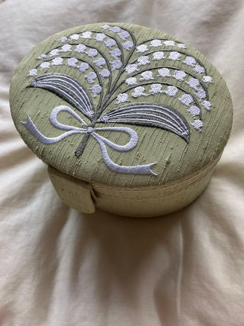 VENDOME スズランブローチ・イヤリングセット　刺繍ジュエリーBOX付き