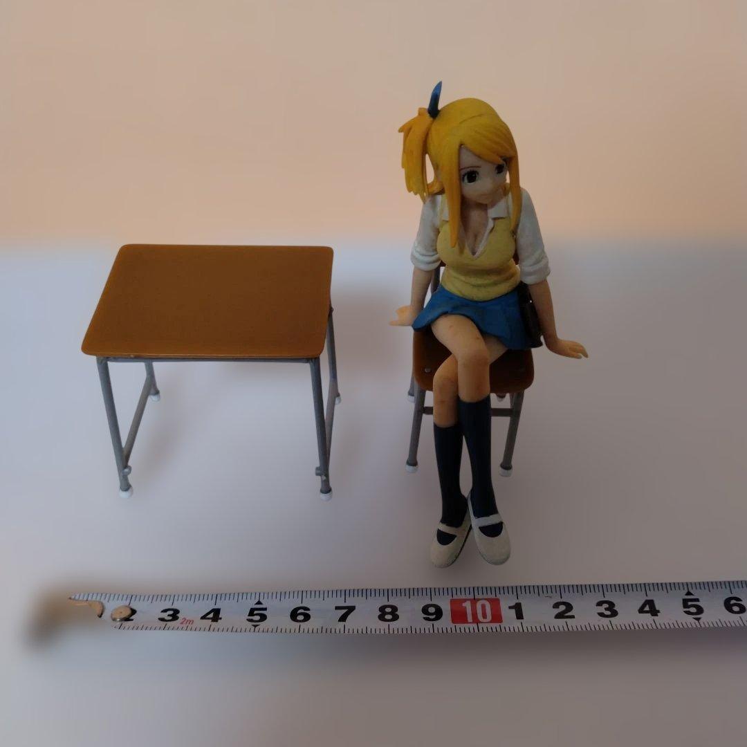 555　真島ヒロ　フェアリーテイル　フィギュア 学校机椅子付き
