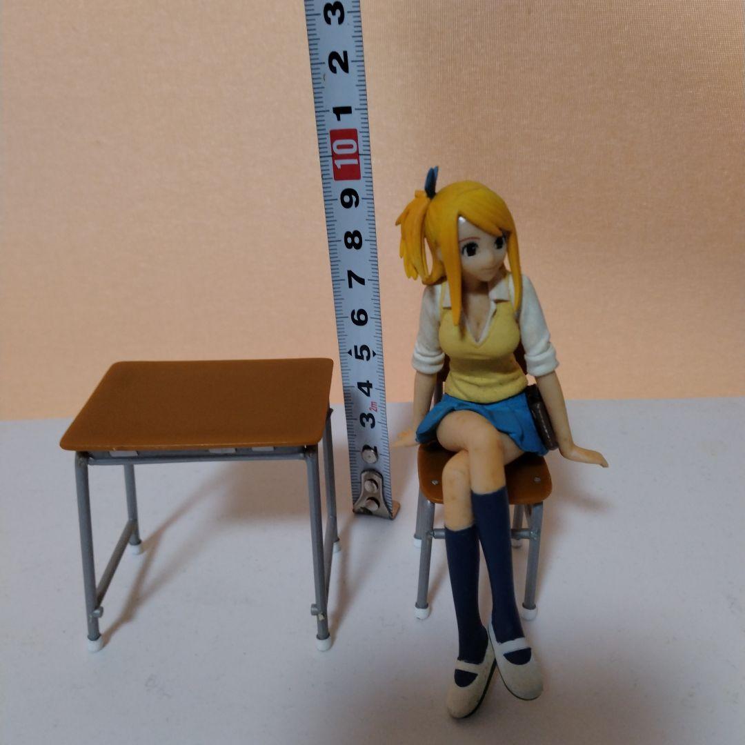 555　真島ヒロ　フェアリーテイル　フィギュア 学校机椅子付き