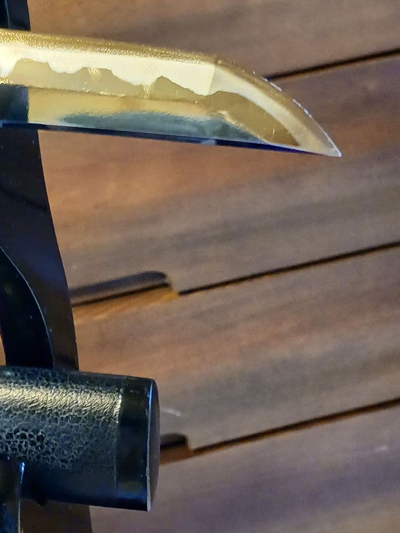 居合刀脇差し、肥後拵え　本木、 黒サメ、柄巻き.黒合皮革、 箱互の目直刃二重刃文