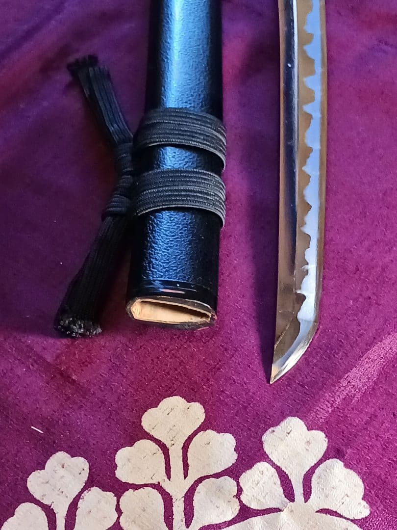 居合刀脇差し、肥後拵え　本木、 黒サメ、柄巻き.黒合皮革、 箱互の目直刃二重刃文