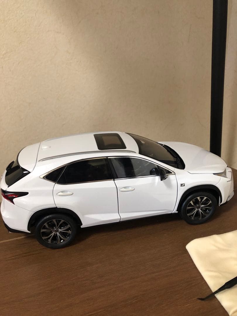 レクサス NX 200t ミニカー ホワイト　1/18 2015
