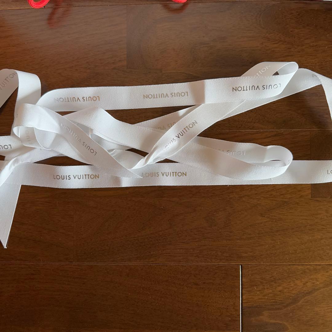 LVチェリー柄ショップ袋1枚、チェリー柄ダンボール1点、包装用紐1点