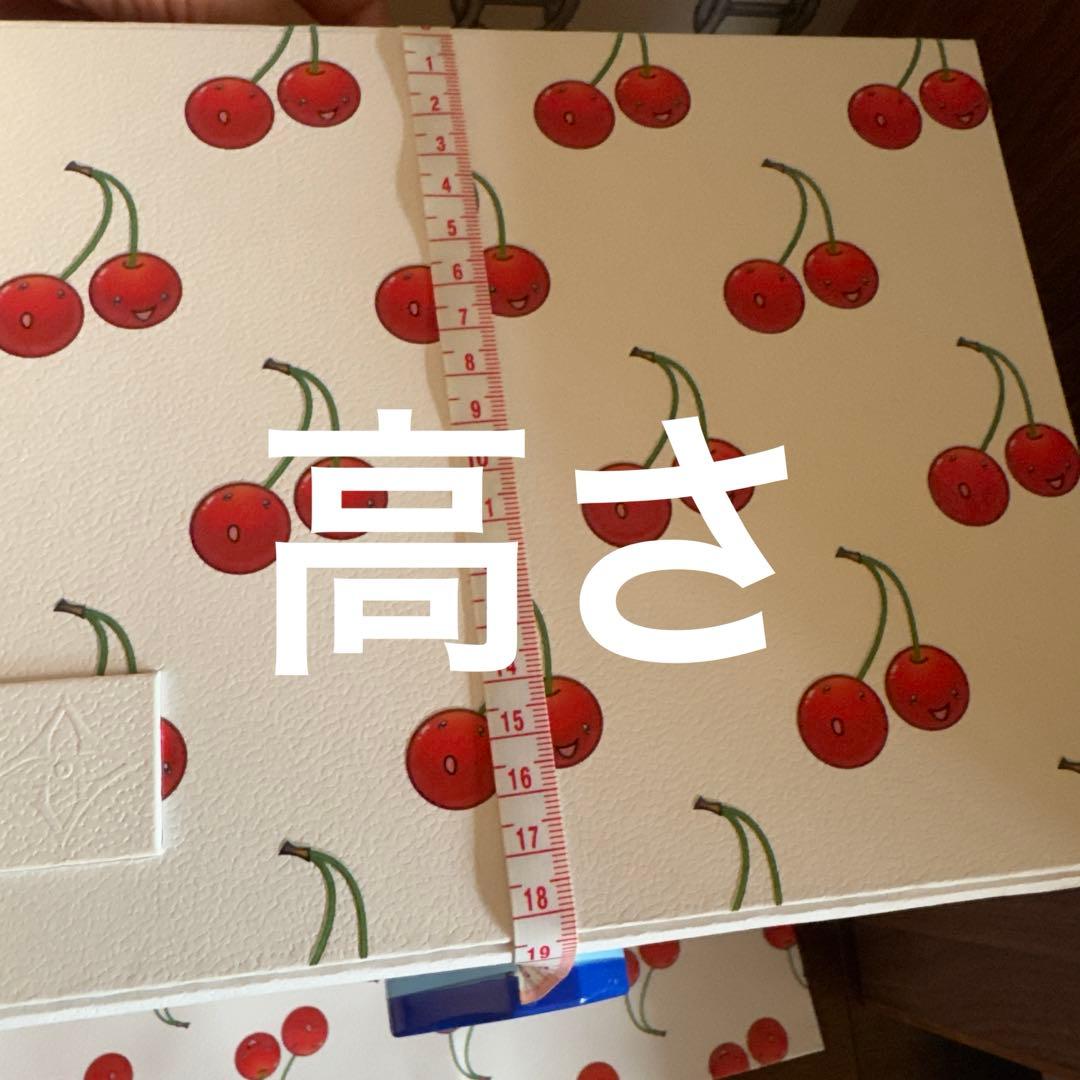 LVチェリー柄ショップ袋1枚、チェリー柄ダンボール1点、包装用紐1点