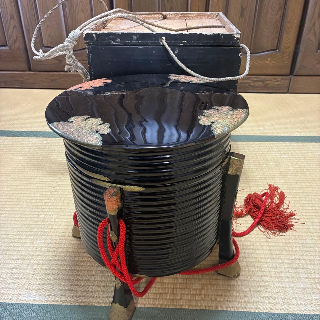漆器　行器　外居　円筒型　4本脚　蓋付き　年代物アンティーク品　餅まき用　木箱付