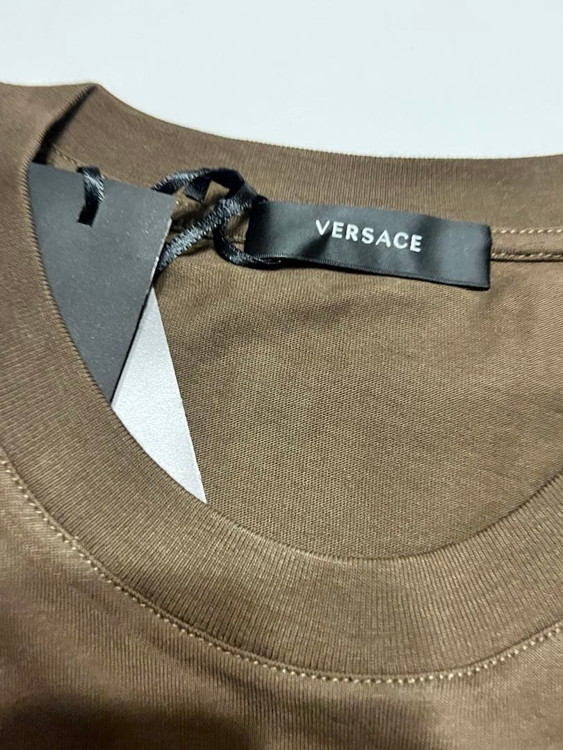 【新品】VERSACE カーキ　Tシャツ Sサイズ　刺繍