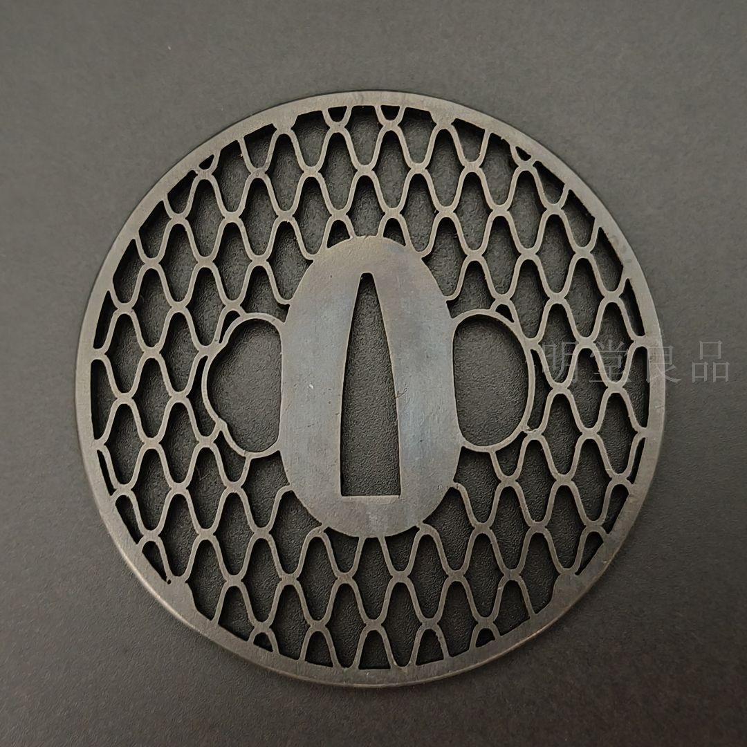 LH04　日本刀装具　刀鍔　網の図　鉄地　金工品　透　鍔　刀剣美術