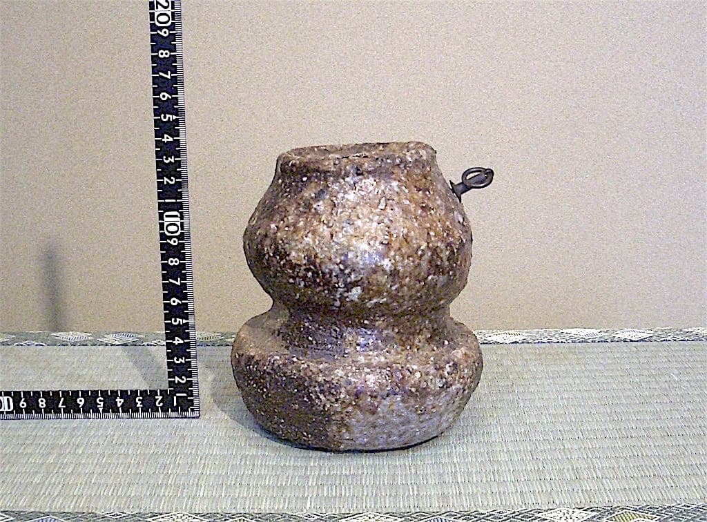 信楽焼　安倍 均 作（号：無畏庵）（松永耳庵・養子）掛花入　無傷　共箱　在銘。