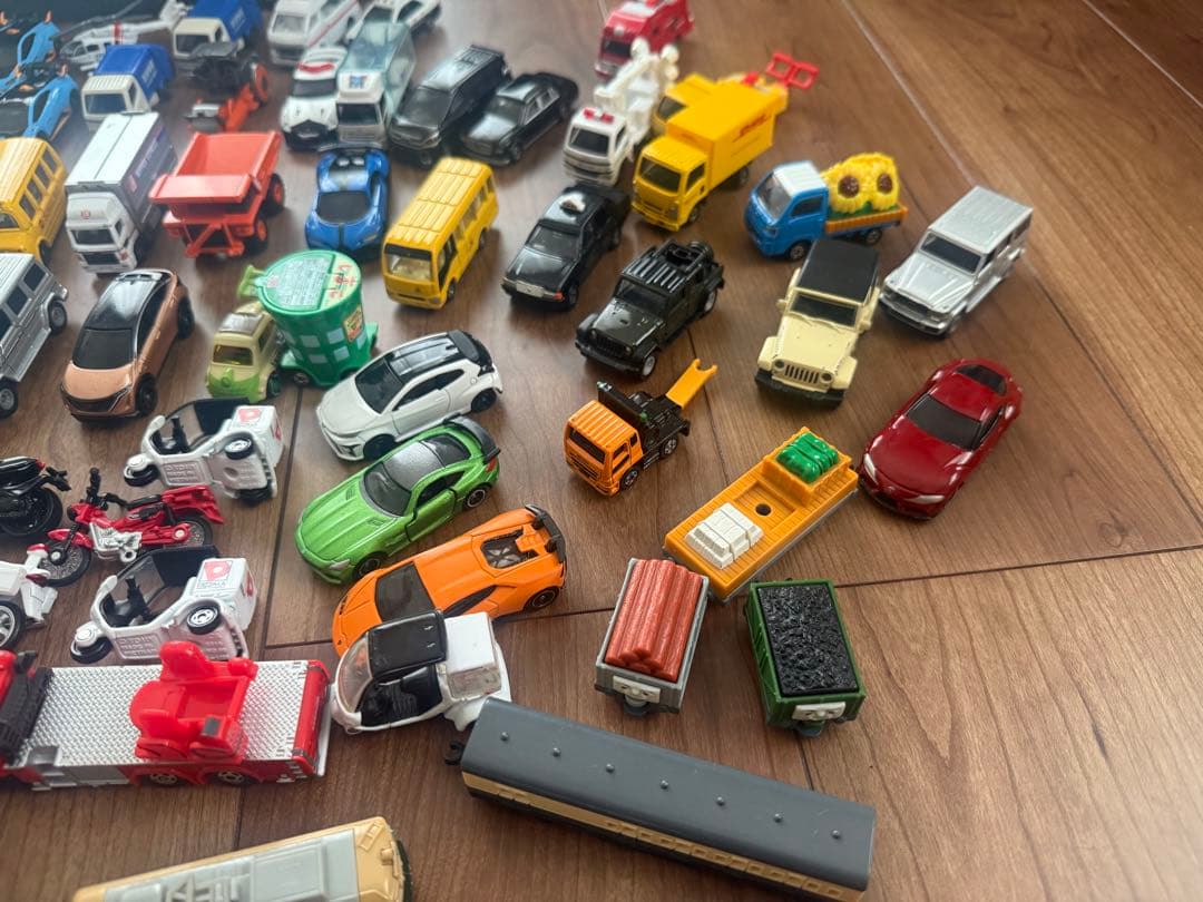 トミカ　まとめ 約100台弱　コンボイ付き　カーズ 鬼滅　すみっこ等