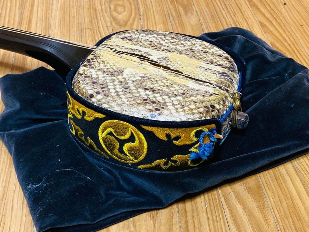 三味線 ヘビ革 黒/金 布袋付き
