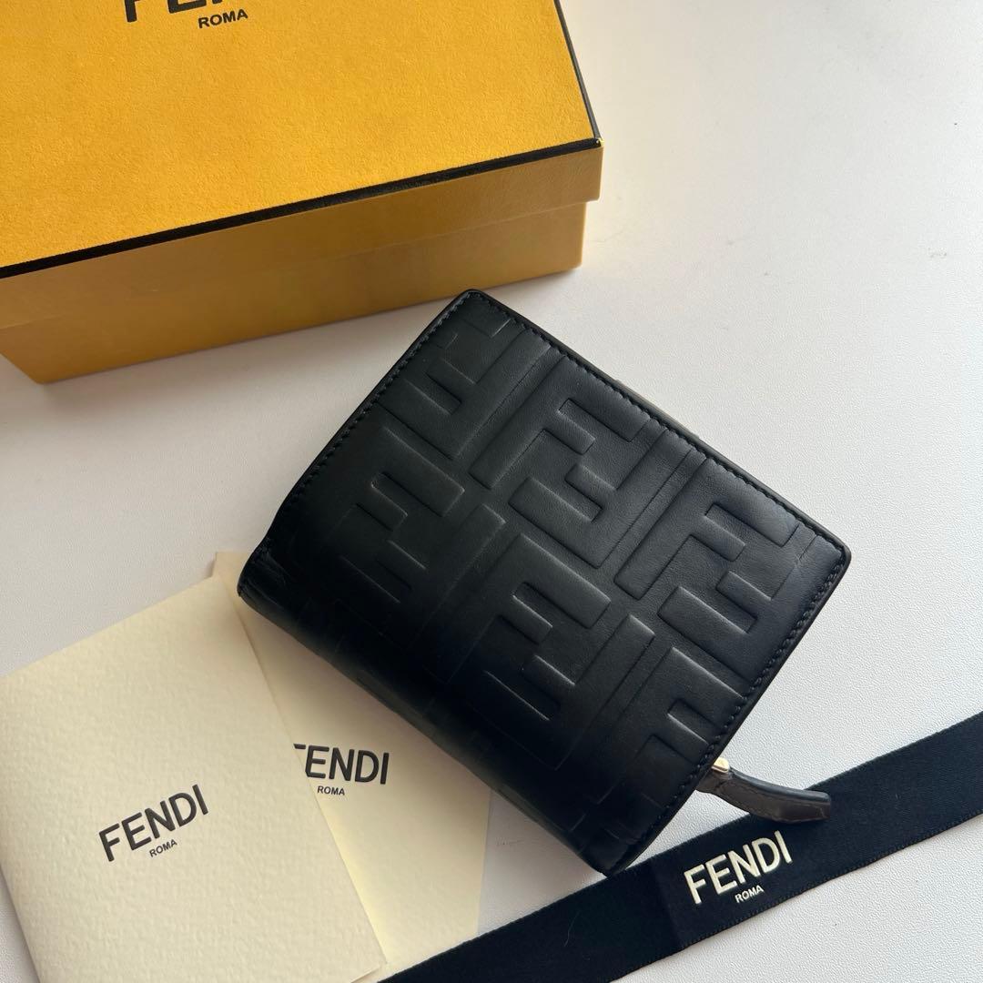 02 極上美品 FENDI フェンディ ズッカ 2つ折り財布
