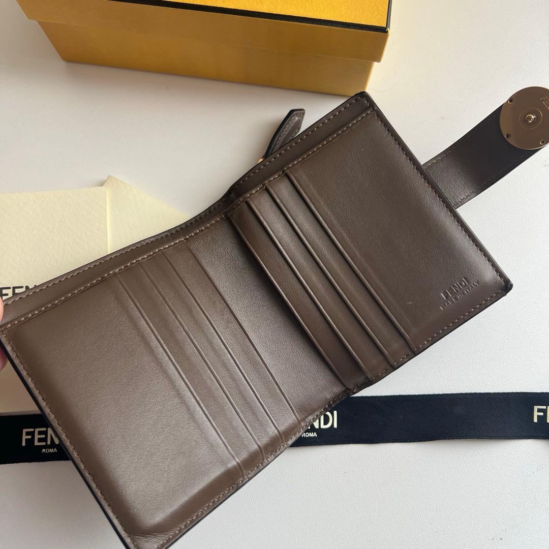 02 極上美品 FENDI フェンディ ズッカ 2つ折り財布