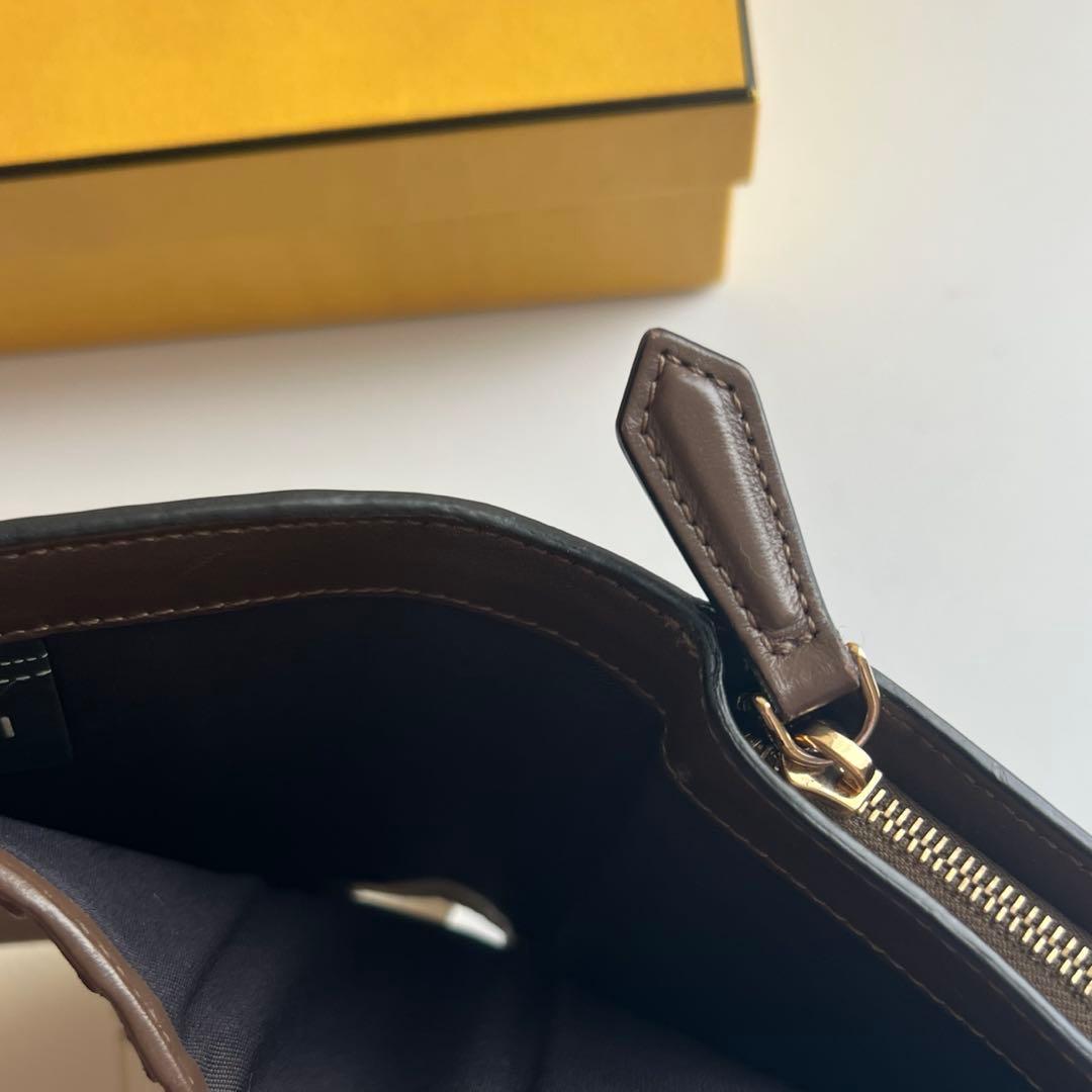 02 極上美品 FENDI フェンディ ズッカ 2つ折り財布