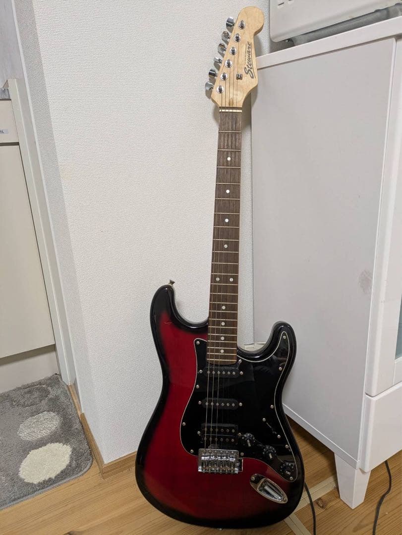 スチュワート ストラトキャスタータイプ エレキギター - レッド/ブラック中古