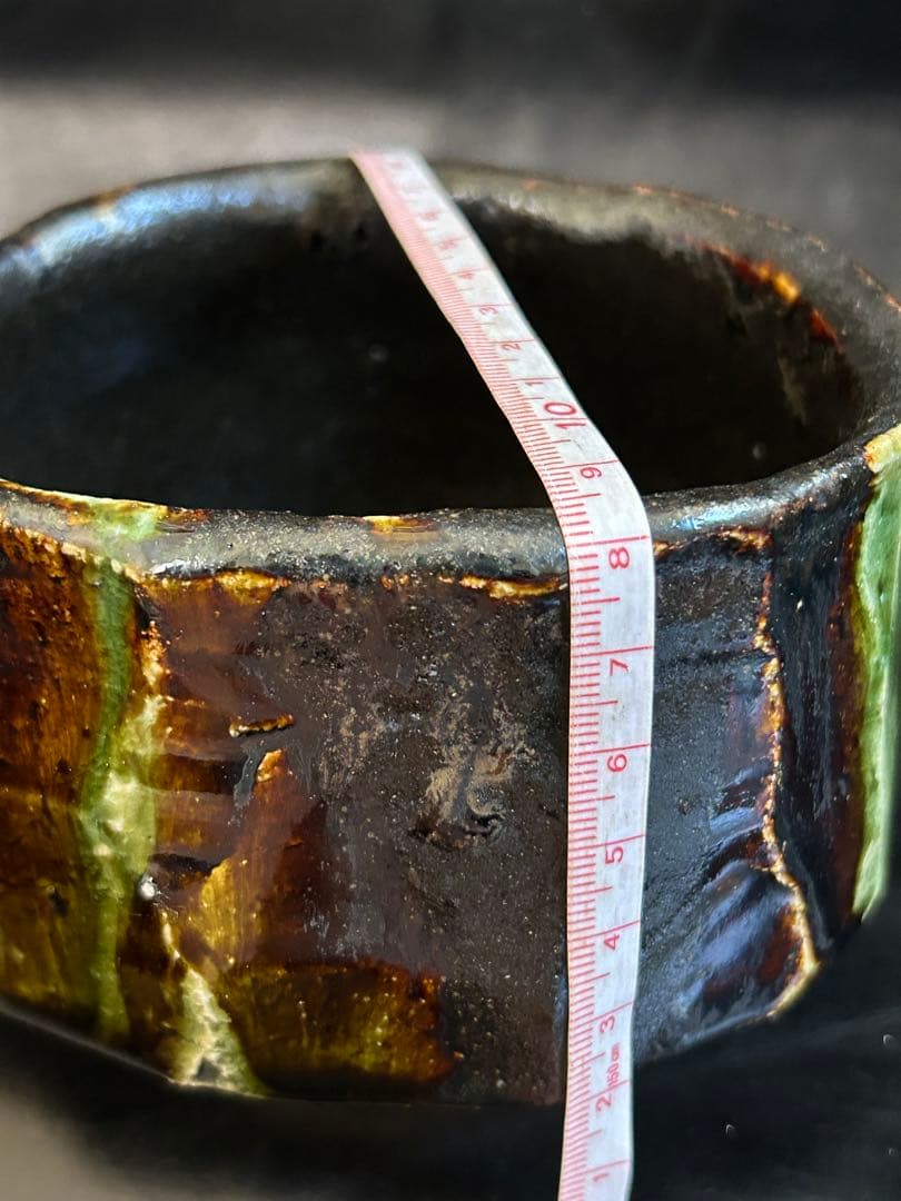 至高の究極の美◾️蔵から美しい形状と深みのある茶色と緑色の釉薬の抹茶茶碗が出てきた