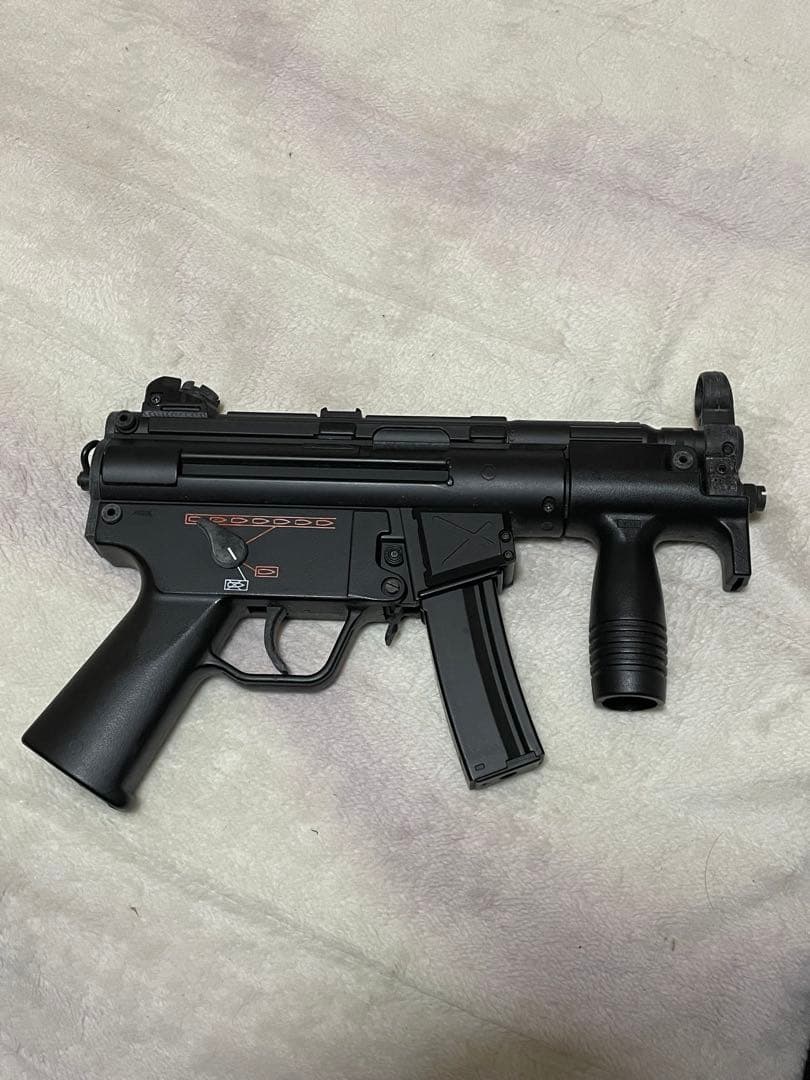 サブマシンガン ブラック フォアグリップ付き