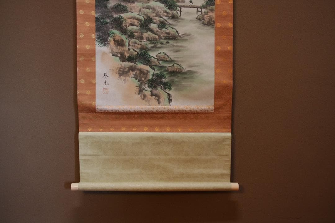 共箱（裏書あり）付き　彩色山水の図　　在銘：春光 山水画 掛軸