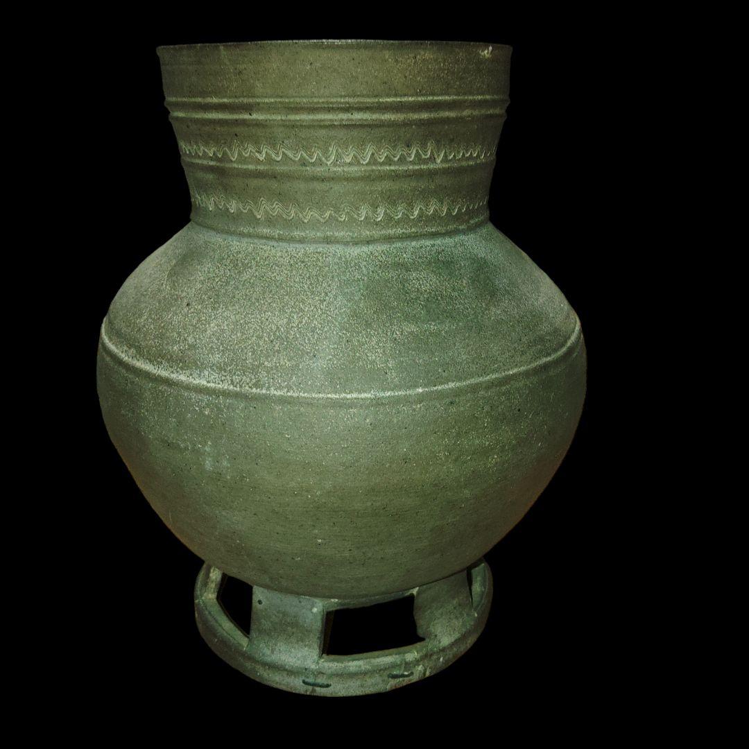 朝鮮　新羅　須恵器　台付長頸壺　5世紀