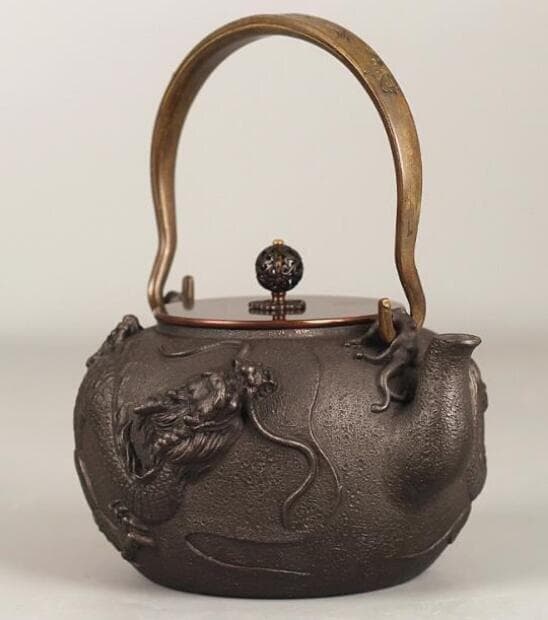 ドラゴン彫刻の鋳鉄製鉄瓶 中型 老鉄瓶 提梁壺 銅製蓋 銅製取っ手 1.3L