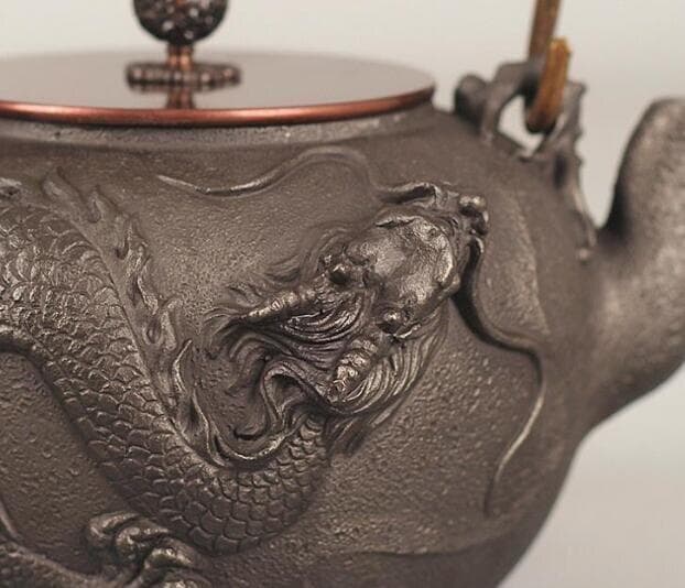 ドラゴン彫刻の鋳鉄製鉄瓶 中型 老鉄瓶 提梁壺 銅製蓋 銅製取っ手 1.3L