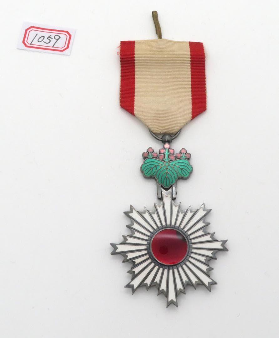 1059、勳六等単光旭日章　メダル　徽章 　勲章　記章　1点