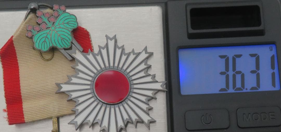 1059、勳六等単光旭日章　メダル　徽章 　勲章　記章　1点