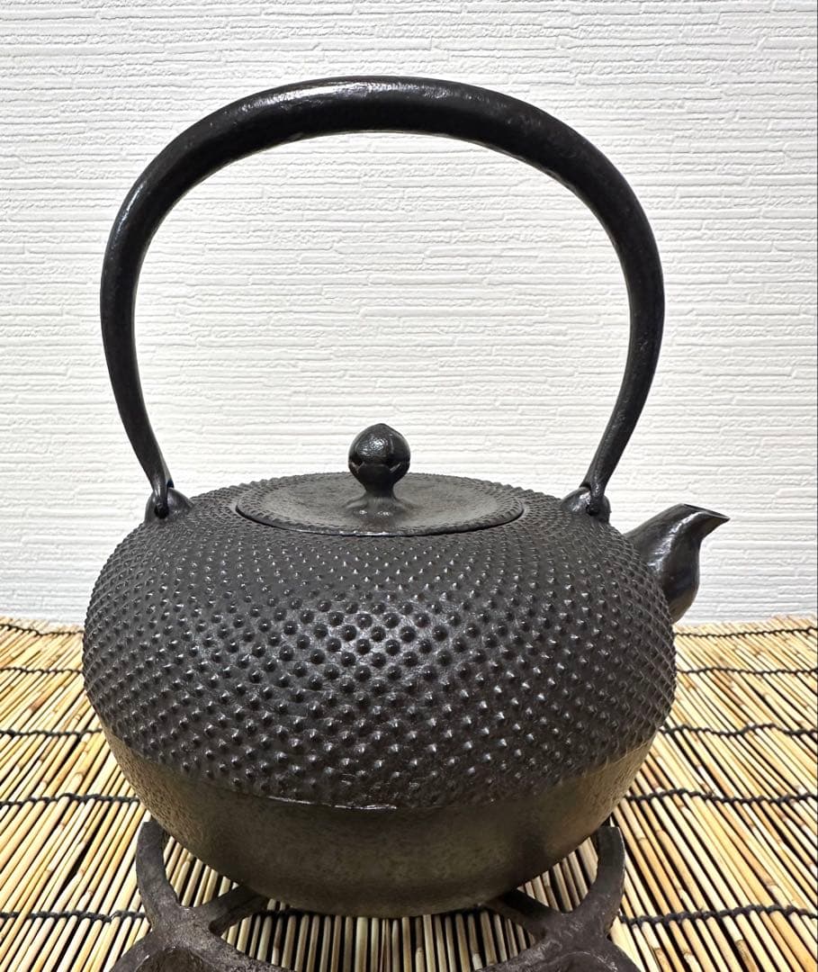 新品、供箱等付属品付　南部藤枝工房　藤枝　昌行作　１２型アラレ　南部鉄瓶