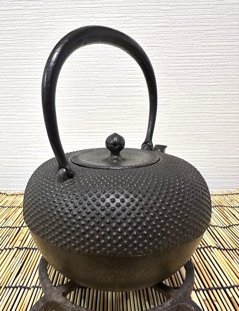 新品、供箱等付属品付　南部藤枝工房　藤枝　昌行作　１２型アラレ　南部鉄瓶