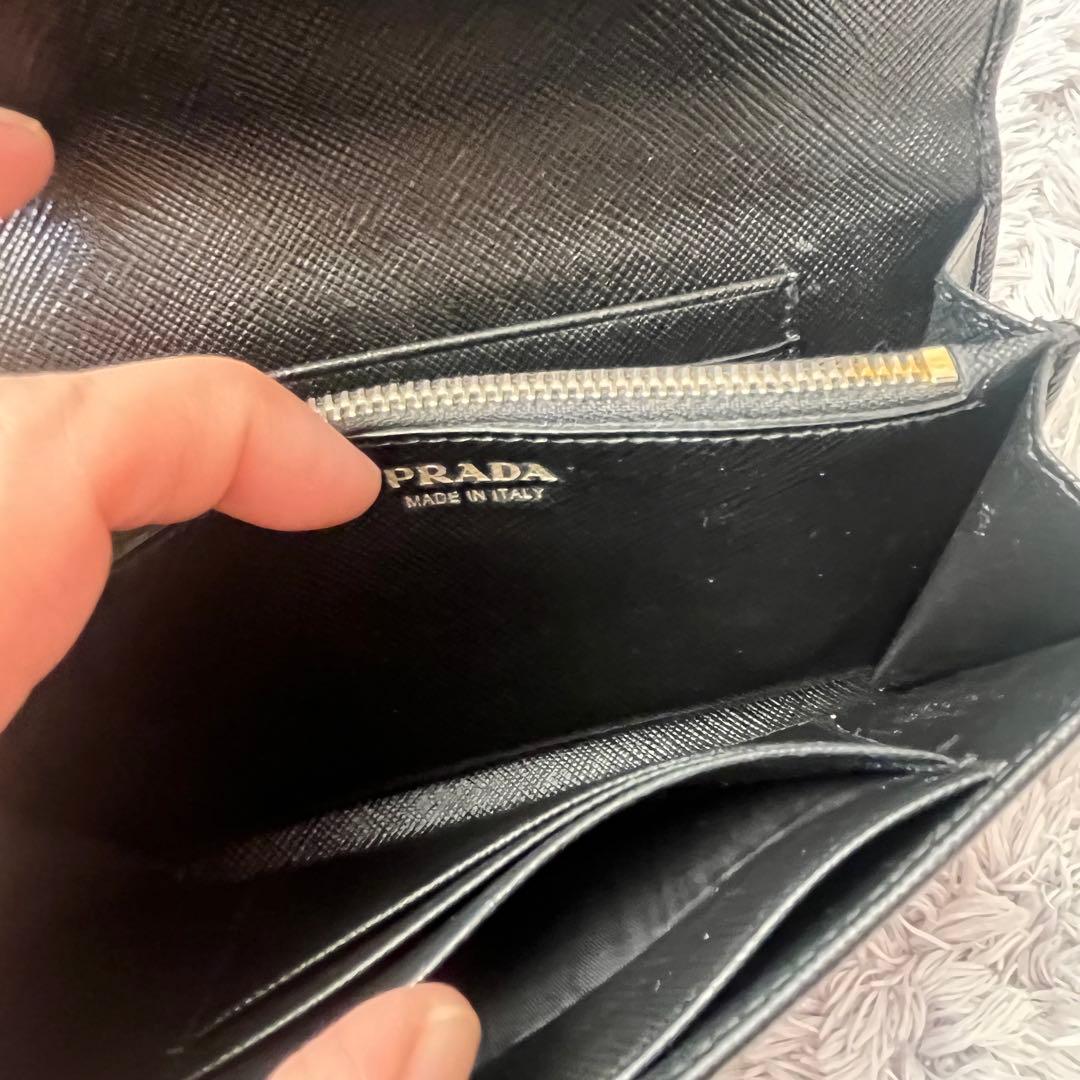 美品✨PRADA ストラップ付　財布　フィオッコ　サフィアーノ　ブラック　メタル