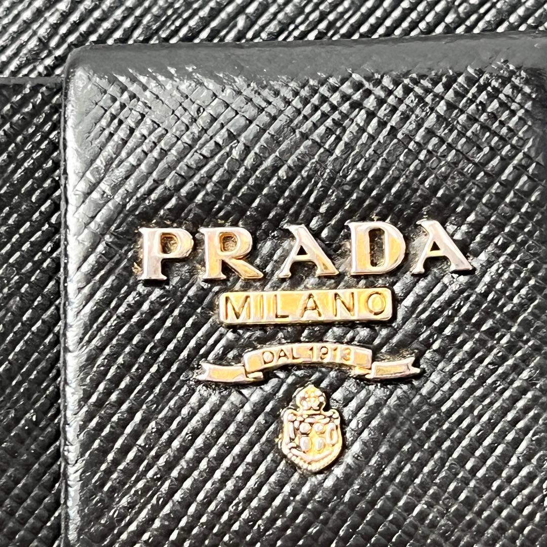 美品✨PRADA ストラップ付　財布　フィオッコ　サフィアーノ　ブラック　メタル