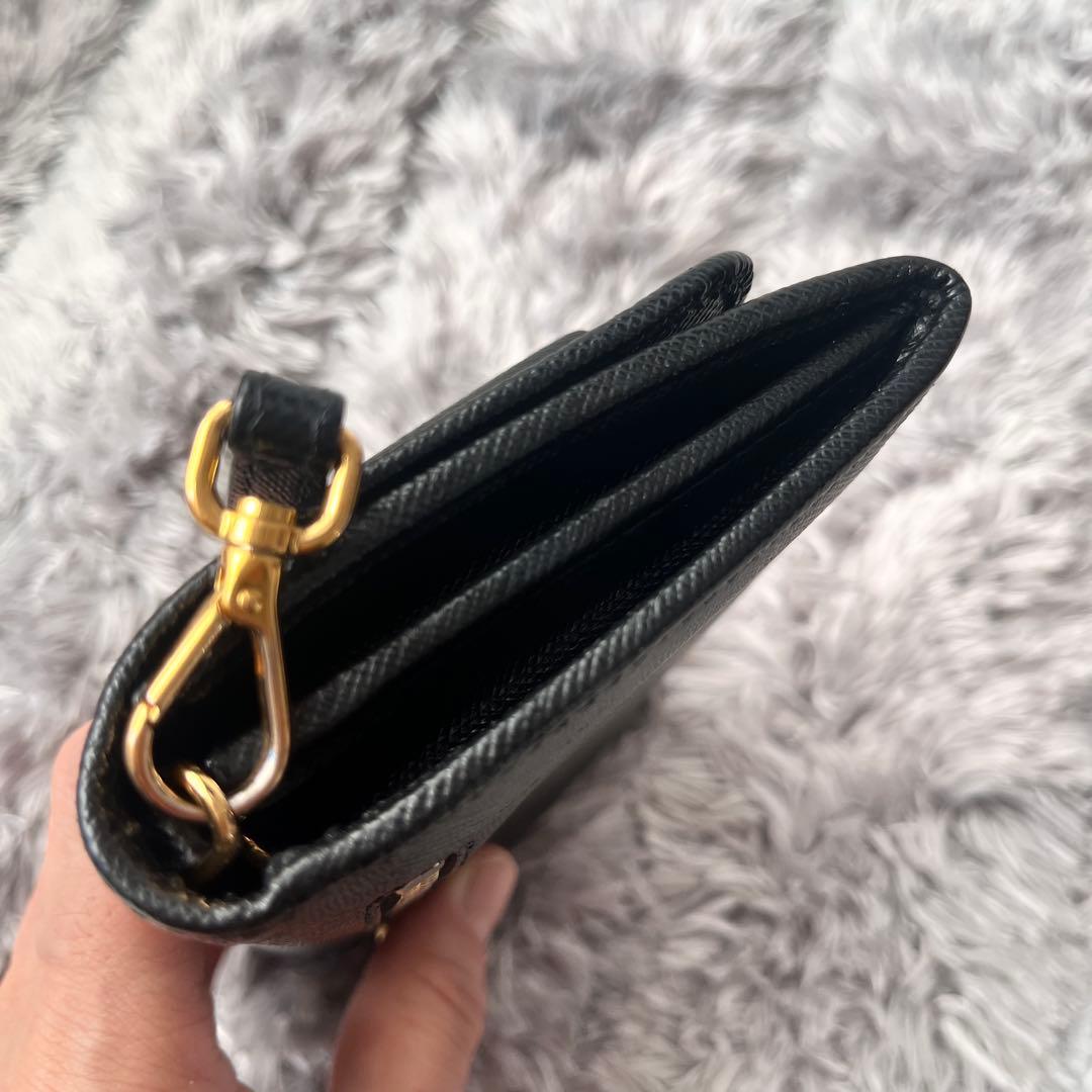 美品✨PRADA ストラップ付　財布　フィオッコ　サフィアーノ　ブラック　メタル