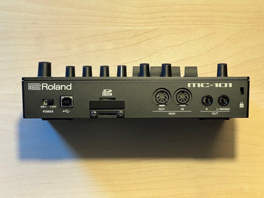 Roland MC-101 グルーヴボックス - ケース付き