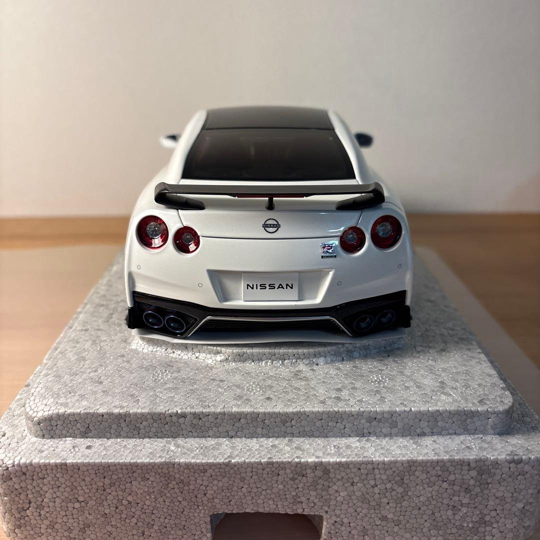 モーターヘリックス　日産 GT-R R35 T-Spec 1/18 ホワイト