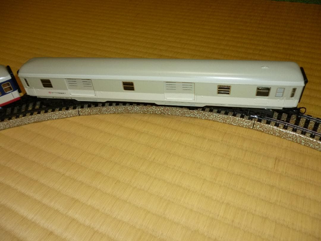メルクリンHOゲージのアナログ電気機関車と客車4両のセット