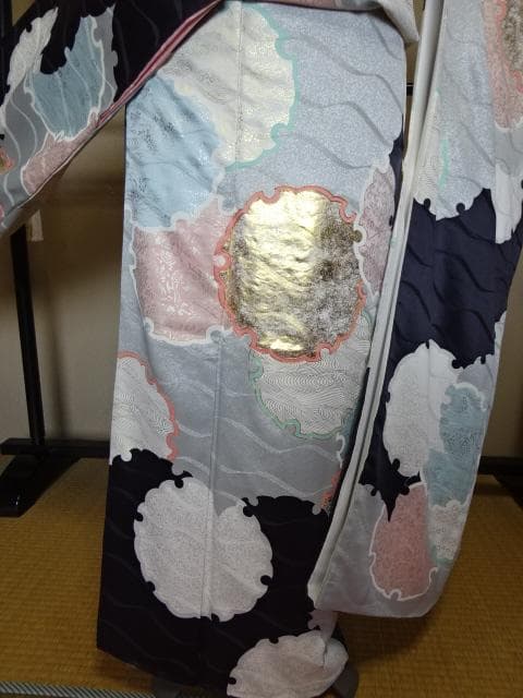 振り袖　黒地に雪の輪柄