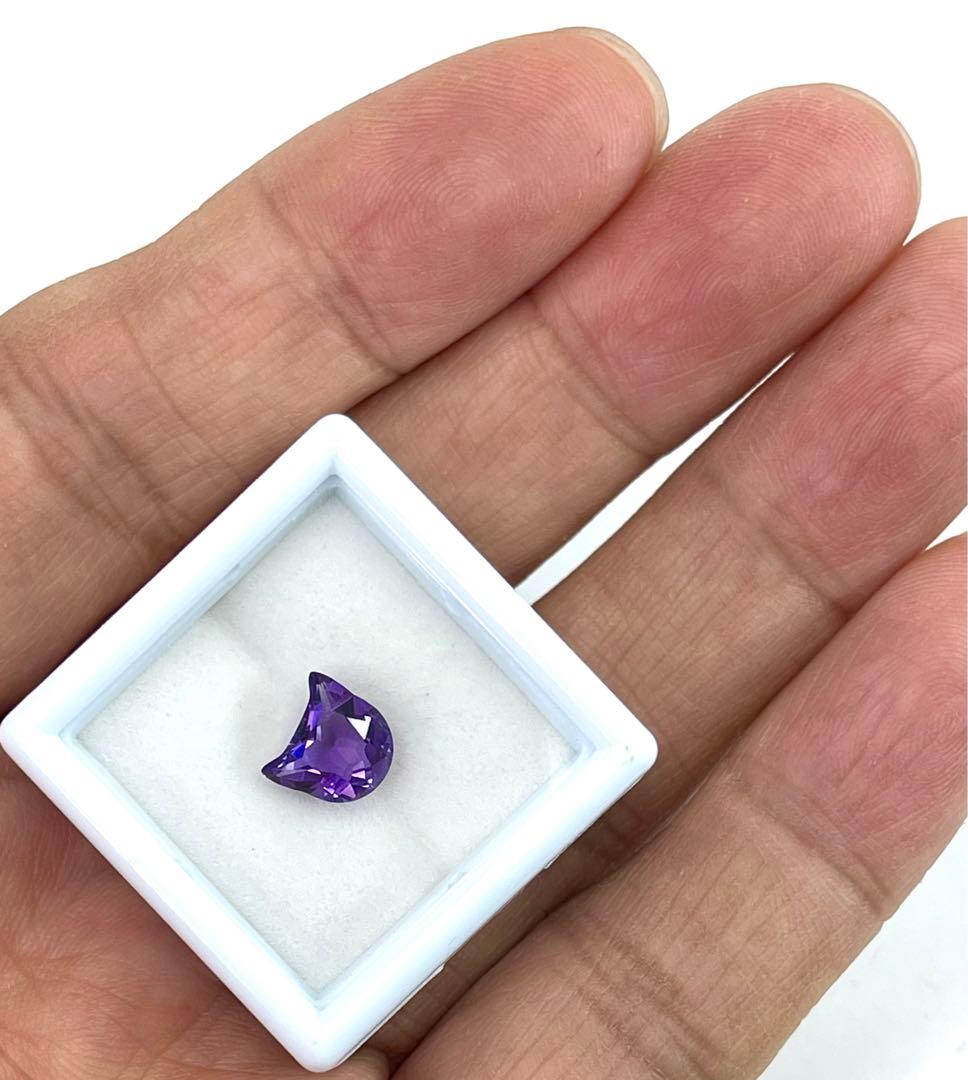 宝石ルース 『とても可愛いネコちゃんカット』高品質アメジスト1.3カラット ソ付