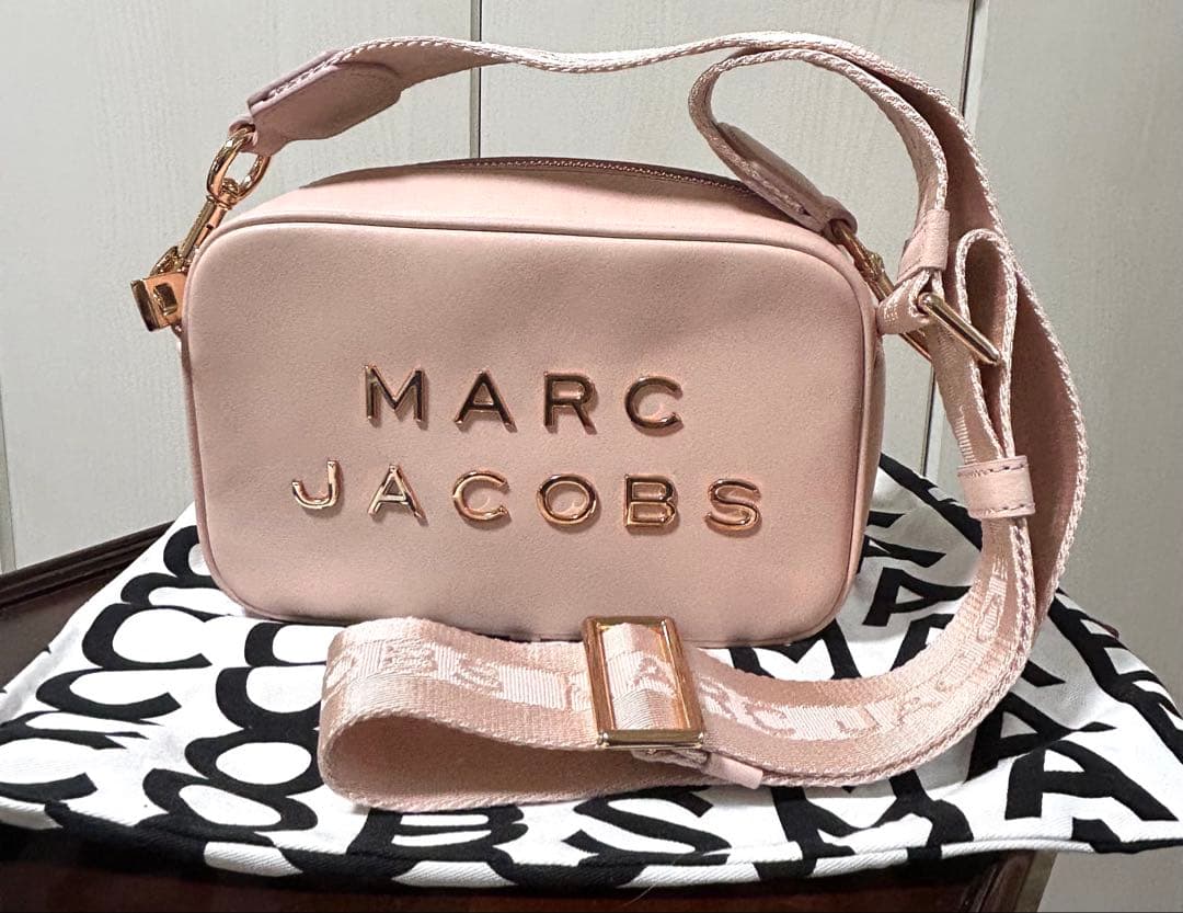 マークジェイコブスのクロスボディバック　レアなピンクゴールドロゴ