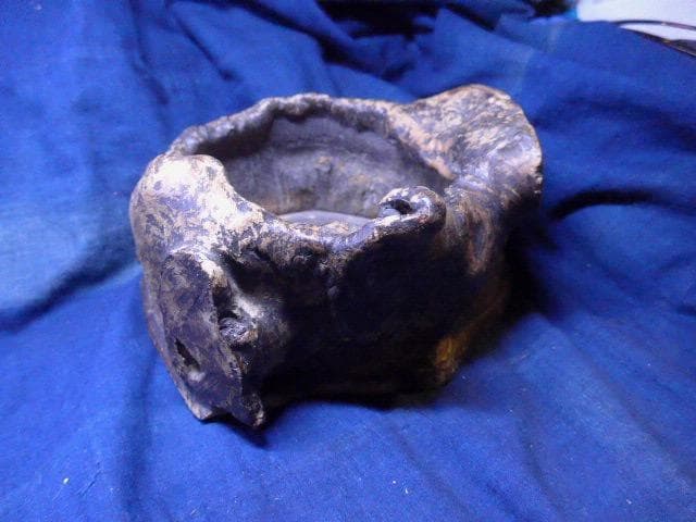 大変古い、自然の古木を使った木製小物入れ 自然な形状