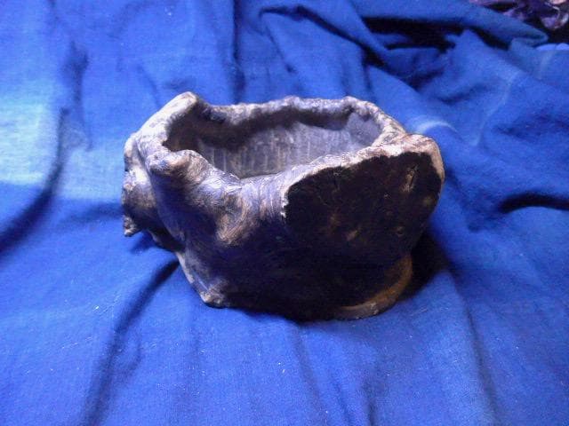 大変古い、自然の古木を使った木製小物入れ 自然な形状