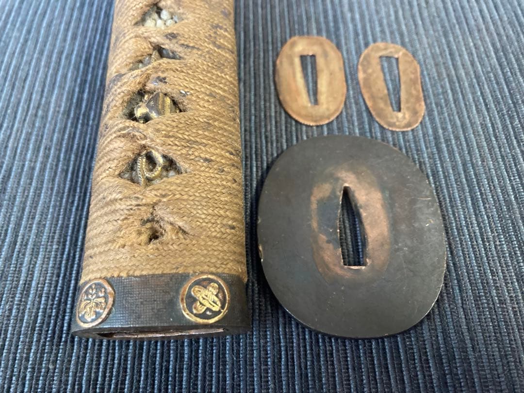 刀装具　殿中差し柄前　古金工目貫　赤銅無地鍔　(江戸時代)