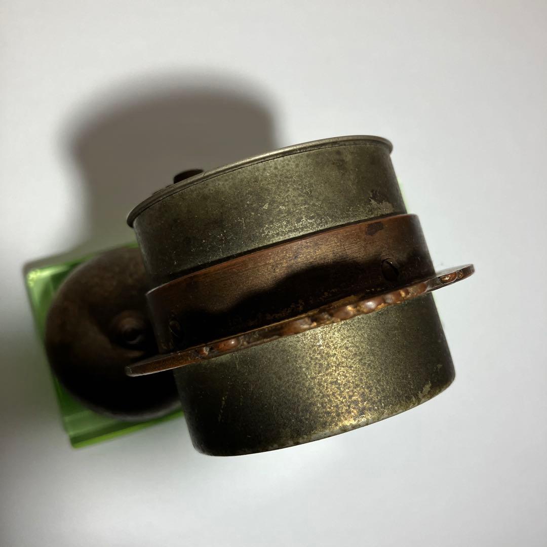 「精工舎」の大正時代のネジ巻き両鈴目覚時計 （硝子台はウランガラス）