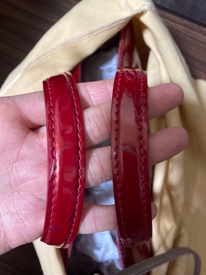 ルィヴィトン　赤 ハンドバッグ ロゴ入り